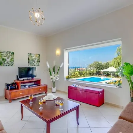 Modern Villa,stunning View,pool,bbq,1.5 Km From Town And The Beach! فيلة